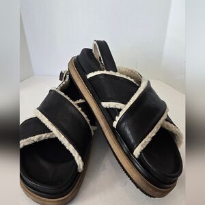 NWT! ALOHAS Black and Cream Sherpa Lining Sandals